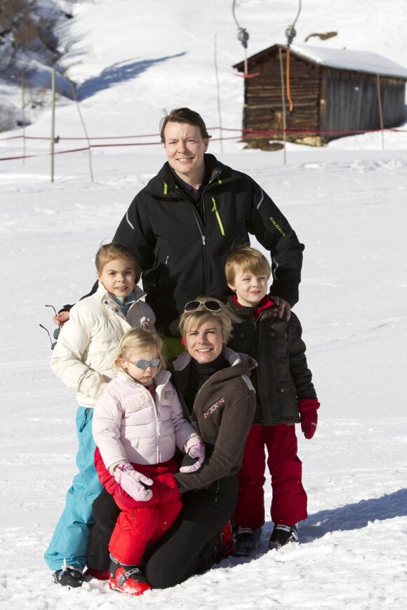 La famille royale des Pays-Bas au grand complet a rejoint les pistes de sa station de prédilection, à Lech, en Autriche, pour les vacances de février 2011. Samedi 19, tous ont pris la pose !
