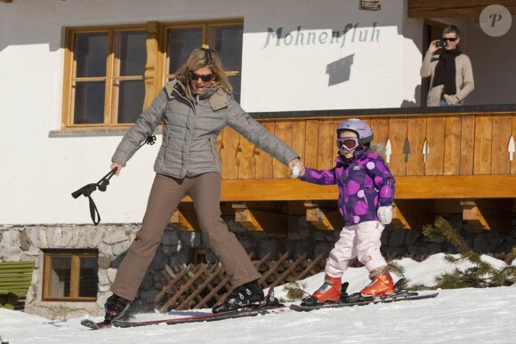 La famille royale des Pays-Bas au grand complet a rejoint les pistes de sa station de prédilection, à Lech, en Autriche, pour les vacances de février 2011. Samedi 19, tous ont pris la pose : Maxima et Ariane : entre glamour confirmé et ski débutant !