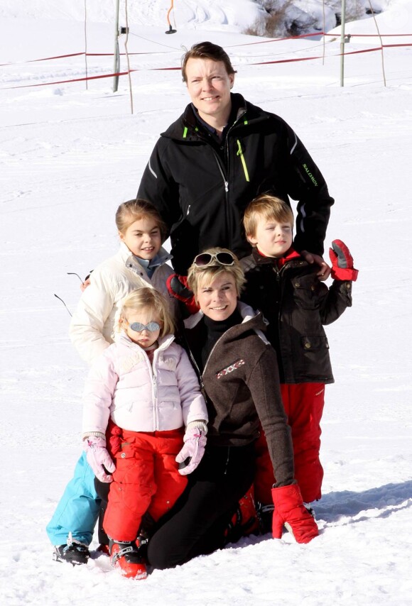 La famille royale des Pays-Bas au grand complet a rejoint les pistes de la station de Lech, en Autriche, pour les vacances de février 2011. Samedi 19, tous ont pris la pose, à l'image du prince Constantijn, sa femme Laurentien et leurs enfants !