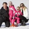 La famille royale des Pays-Bas au grand complet a rejoint les pistes de la station de Lech, en Autriche, pour les vacances de février 2011. Samedi 19, tous ont pris la pose, à l'image du prince Friso et de sa femme Mabel, avec leurs deux filles !