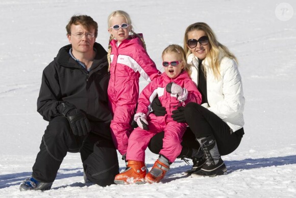La famille royale des Pays-Bas au grand complet a rejoint les pistes de la station de Lech, en Autriche, pour les vacances de février 2011. Samedi 19, tous ont pris la pose, à l'image du prince Friso et de sa femme Mabel, avec leurs deux filles !
