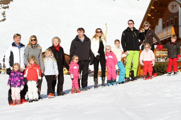 La famille royale des Pays-Bas au grand complet a rejoint les pistes de sa station de prédilection, à Lech, en Autriche, pour les vacances de février 2011. Samedi 19, tous ont pris la pose !