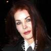Priscilla Presley sort du restaurant Sur dans West Hollywood en compagnie d'un inconnu à Los Angeles le 18 février 2011