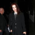  Priscilla Presley sort du restaurant Sur dans West Hollywood en compagnie d'un inconnu à Los Angeles le 18 février 2011 