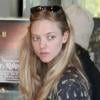 L'actrice Amanda Seyfried va boire un café avec une amie dans West Hollywood accompagnée par son chien le 21 février 2011