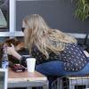 L'actrice Amanda Seyfried va boire un café avec une amie dans West Hollywood accompagnée par son chien le 21 février 2011