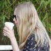 L'actrice Amanda Seyfried va boire un café avec une amie dans West Hollywood accompagnée par son chien le 21 février 2011