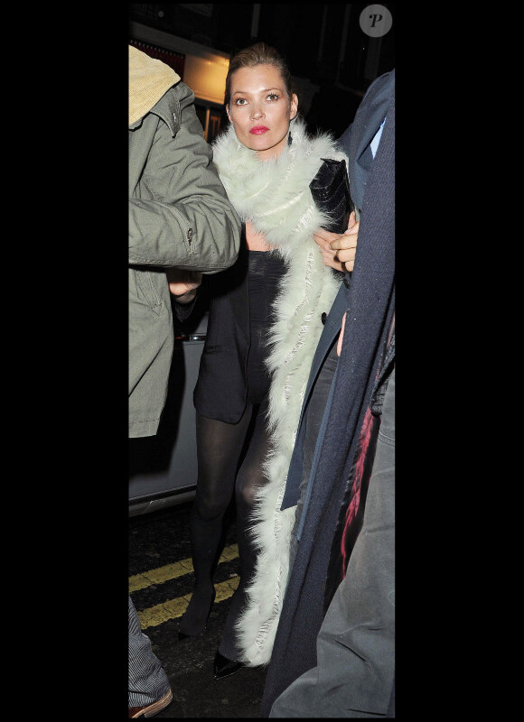 Kate Moss à son arrivée à une soirée londonienne après s'être rendue chez le Premier ministre le 21 février 2011