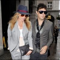 Kate Moss : Avec son fiancé, elle dégaine le style masculin-féminin, bravo !