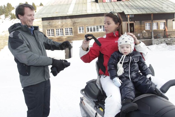 La princesse Marie et le prince Joachim de Danemark, le 17 février 2011 lors de leurs vacances aux sports d'hiver à Verbier, dans les Alpes suisses, avec leur fils Henrik, ainsi que Nikolai et Felix, les garçons nés du 1er mariage de Joachim.