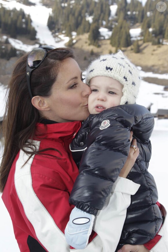 La princesse Marie et le prince Joachim de Danemark, le 17 février 2011 lors de leurs vacances aux sports d'hiver à Verbier, dans les Alpes suisses, avec leur fils Henrik, ainsi que Nikolai et Felix, les garçons nés du 1er mariage de Joachim.