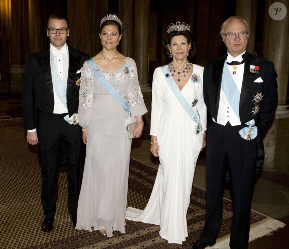 Le 24 février 2011, à Stockholm, le couple royal recevait à dîner quelques 150 convives, en présence du couple héritier Victoria et Daniel de Suède.