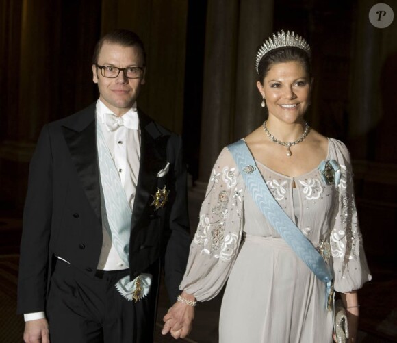 Le 24 février 2011, à Stockholm, le couple royal recevait à dîner quelques 150 convives, en présence du couple héritier Victoria et Daniel de Suède.