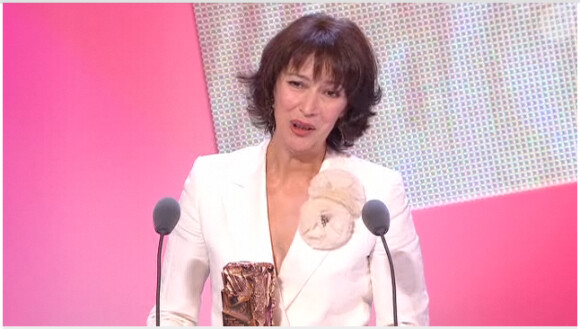 Anne Alvaro est récompensée du César du Meilleur second rôle féminin, lors de la 36e nuit des César, vendredi 25 février 2011.