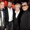 Les Duran Duran posent avec Roberto Cavalli lors du dîner du créateur le 28 février à Milan