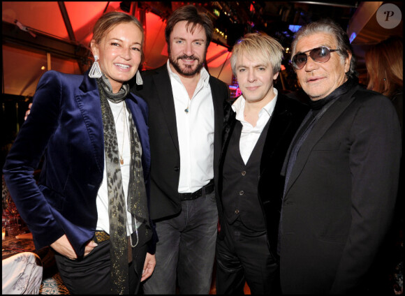 Les Duran Duran posent avec Roberto Cavalli lors du dîner du créateur le 28 février à Milan