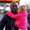 Le chanteur Seal porte sa fille Leni dans ses bras, la petite s'est endormie, dans les rues de Los Angeles le 21 février 2011
