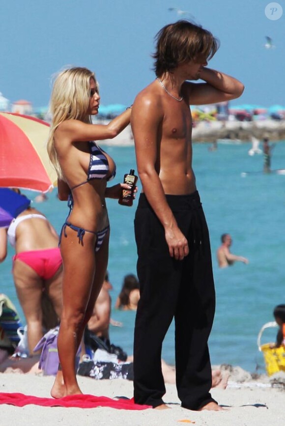 Shauna Sand et son futur-ex-mari Laurent, sur une plage de Miami, le 26 février 2011.