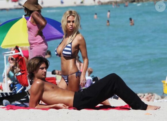 Shauna Sand et son futur-ex-mari Laurent, sur une plage de Miami, le 26 février 2011.