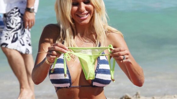 A peine mariée, déjà divorcée, Shauna Sand essaye des bikinis sur la plage !