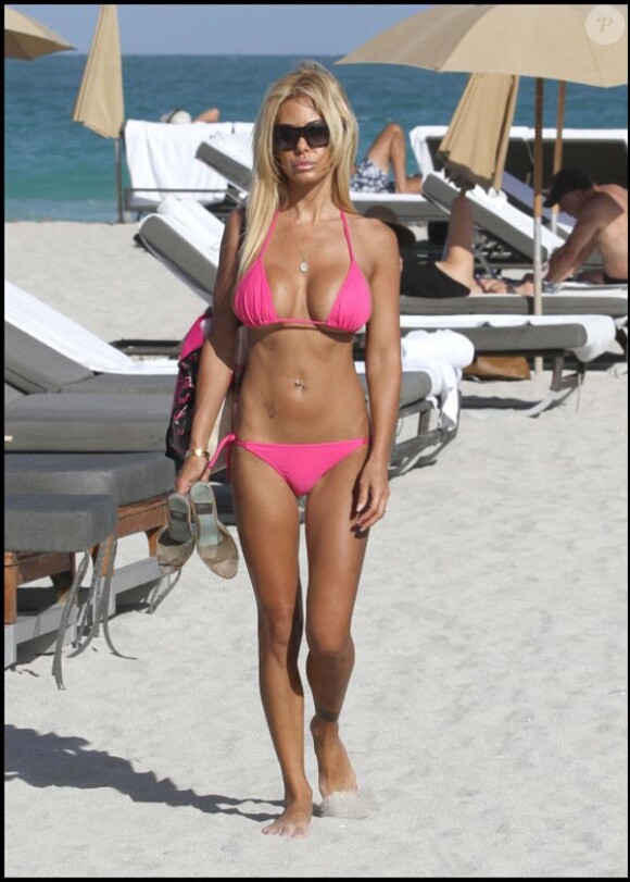 Shaune Sand, qui vient d'annoncer son divorce, parade sur une plage de Miami, le 28 février 2011.