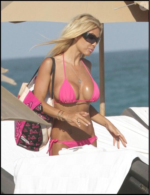 Shaune Sand, qui vient d'annoncer son divorce, parade sur une plage de Miami, le 28 février 2011.