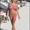 Shauna Sand, qui vient d'annoncer son divorce, parade sur une plage de Miami, le 28 février 2011.