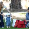 Amy Adams dans un parc de Beverly Hills le 5 mars 2011, avec son compagnon Darren Le Gallo, et leur fille Aviana