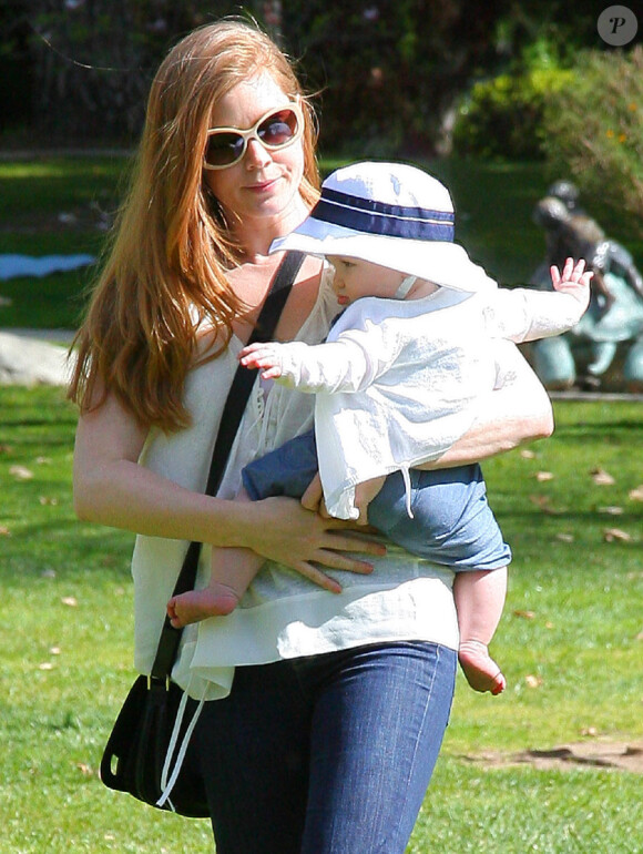 Amy Adams dans un parc de Beverly Hills le 5 mars 2011, avec son compagnon Darren Le Gallo, et leur fille Aviana