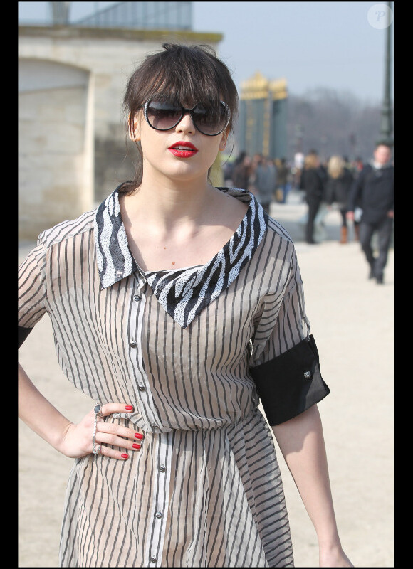 Daisy Lowe arrive au défilé de mode Viktor & Rolf, collection prêt à porter automne-hiver 2011/2012 à Paris le 5 mars 2011