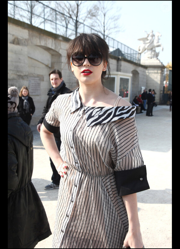 Daisy Lowe arrive au défilé de mode Viktor & Rolf, collection prêt à porter automne-hiver 2011/2012 à Paris le 5 mars 2011
