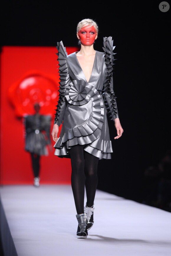 Défilé prêt à porter Viktor & Rolf collection automne-hiver 2011/2012 à Paris le 5 mars 2011