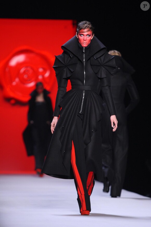 Défilé prêt à porter Viktor & Rolf collection automne-hiver 2011/2012 à Paris le 5 mars 2011