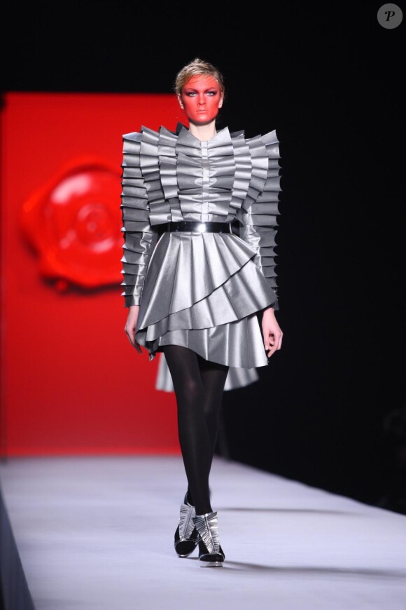 Défilé prêt à porter Viktor & Rolf collection automne-hiver 2011/2012 à Paris le 5 mars 2011