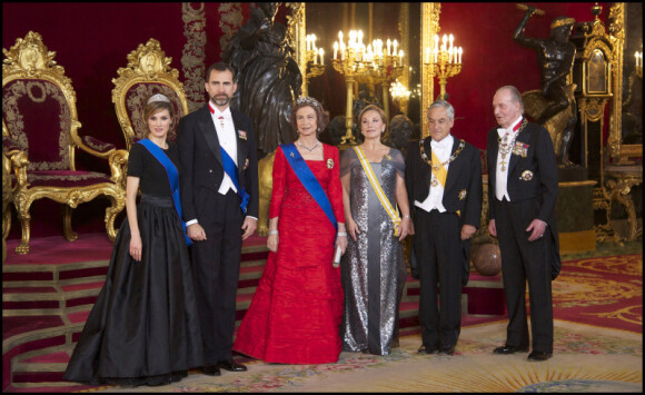 Letizia d'Espagne et la famille royale lors d'un gala en l'honneur du président Chilien le 7 mars au Palais Zarzuela de Madrid