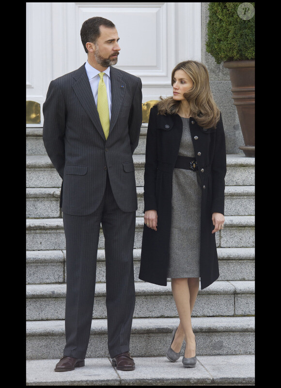 Letizia d'Espagne et son époux Felipe en attendent le président Chilien à Madrid le 7 mars 2011