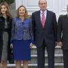 Letizia d'Espagne et son époux Felipe entourés des souverains espagnols et du président Chilien avec sa femme à Madrid le 7 mars 2011
