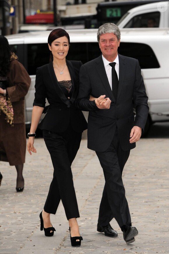 Gong Li et Yves Carcelle au défilé Louis Vuitton à Paris le 9 mars 2011