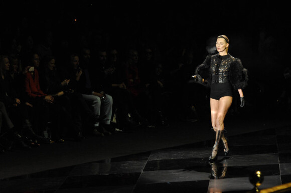 Kate Moss, cigarette à la main, pour le défilé prêt-à-porter Louis Vuitton automne/hiver 2011-2012, le 9 mars 2011