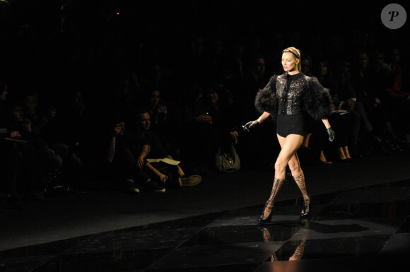 Kate Moss, cigarette à la main, pour le défilé prêt-à-porter Louis Vuitton automne/hiver 2011-2012, le 9 mars 2011