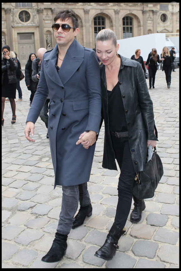 Kate Moss et Jamie Hince quittent la Cour Carrée du Louvre après le défilé Louis Vuitton et filent vers le Bourget pour rentrer à Londres, le 9 mars 2011