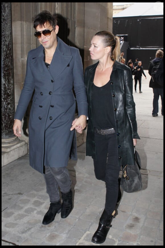 Kate Moss et Jamie Hince quittent la Cour Carrée du Louvre après le défilé Louis Vuitton et filent vers le Bourget pour rentrer à Londres, le 9 mars 2011