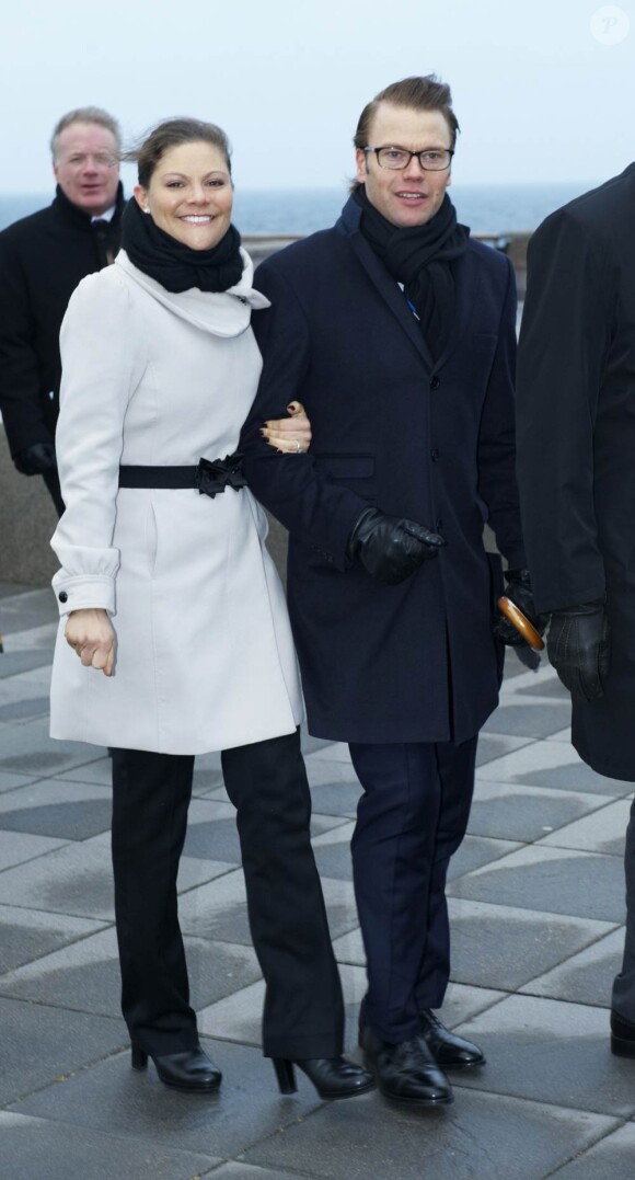 La princesse Victoria de Suède et le prince Daniel en visite à Malmö, dans le sud de la Suède, le 9 mars 2011. Clou de leur visite du jour : une imposante tour torsadée dominant la rade.