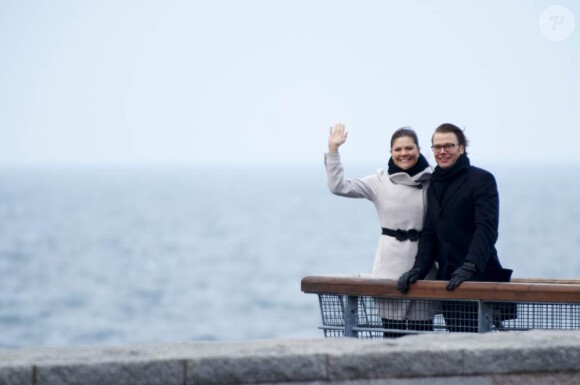 La princesse Victoria de Suède et le prince Daniel en visite à Malmö, dans le sud de la Suède, le 9 mars 2011. Clou de leur visite du jour : une imposante tour torsadée dominant la rade.