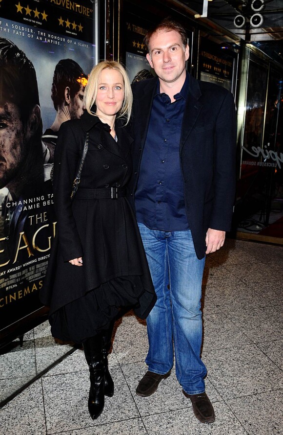 Gillian Anderson et son mari Clyde Klotz à l'occasion de l'avant-première britannique de L'Aigle de la Neuvième Légion, qui s'est tenue à l'Empire Cinema de Leicester Square, à Londres, le 9 mars 2011.