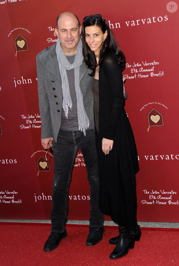 John Varvatos et sa bien-aimée lors du gala de charité organisé par John Varvatos le 13 mars 2011 à West Hollywood (Los Angeles)