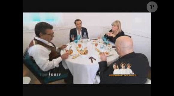 Les jurés dégustent les plats des filles au restaurant L'cuisinent (émission Top Chef du lundi 14 mars).