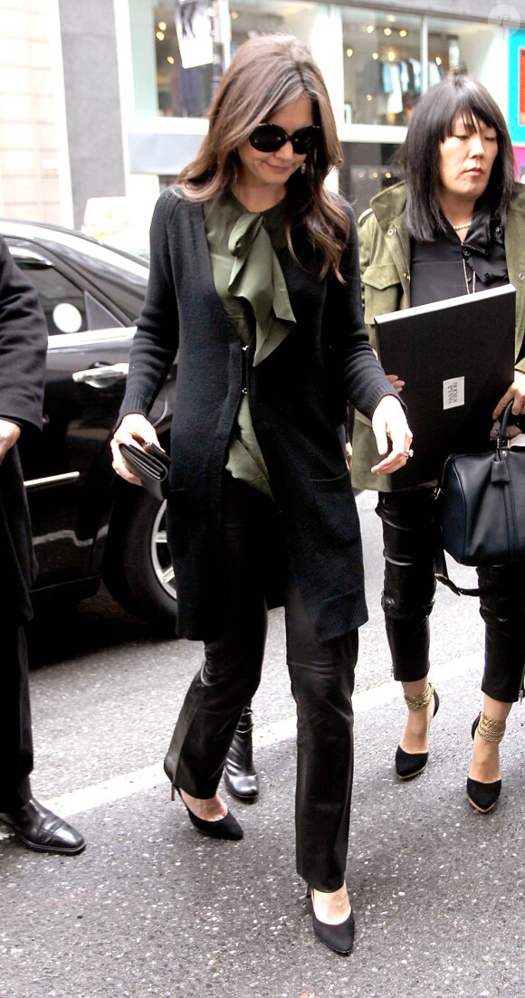 Katie Holmes se rend chez Barneys New York, le 16 mars 2011.