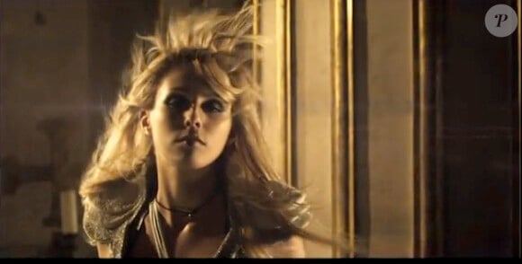Stella en 2010, dans son clip Crie Alright
