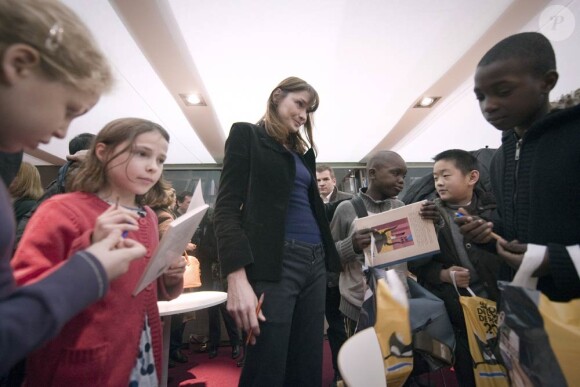 Carla Bruni-Sarkozy à la rencontre des enfants au Salon du livre 2011, le vendredi 18 mars 2011.